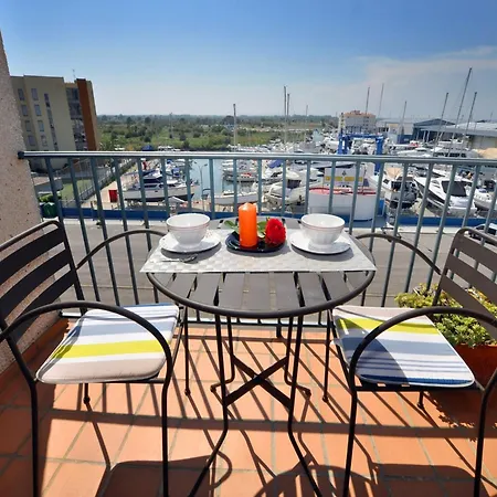 For 2 People In With River View * Roses