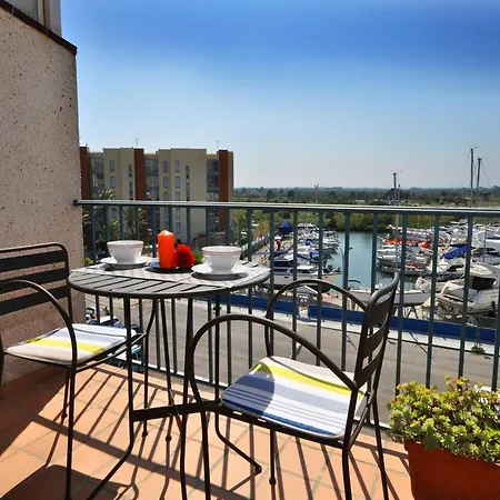 For 2 People In With River View * Roses